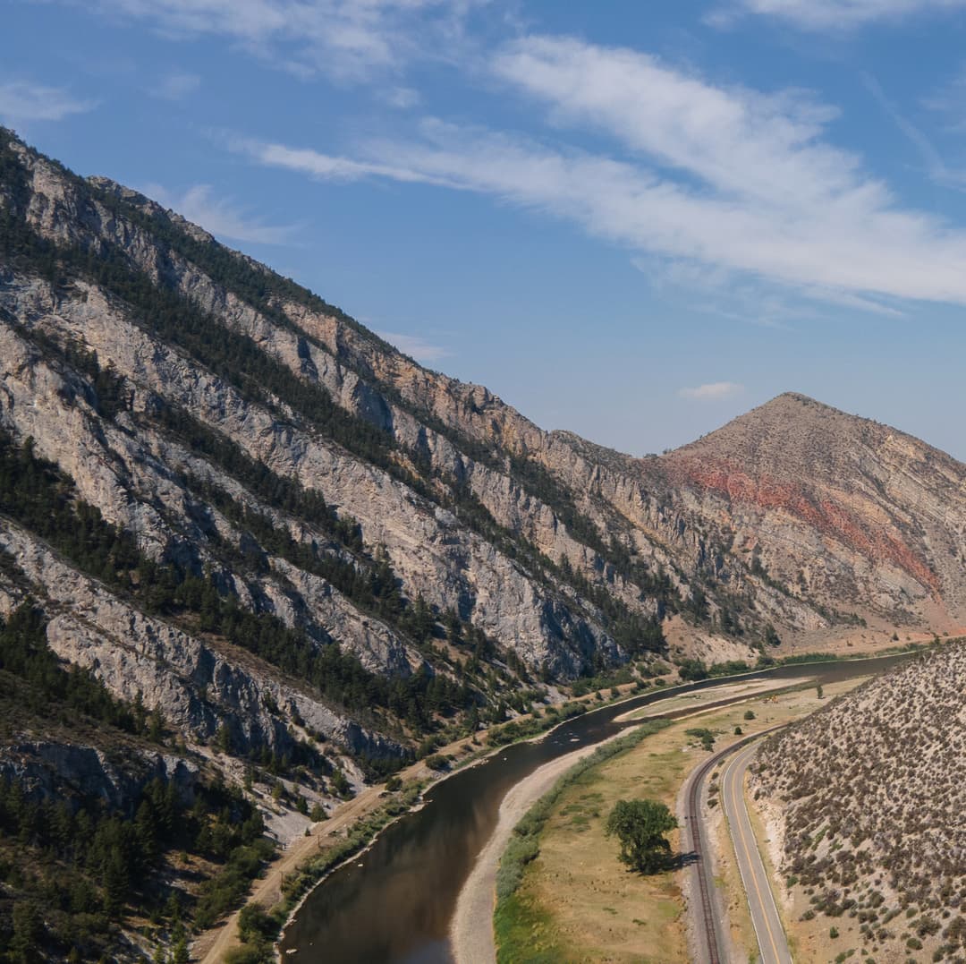 /_next/static/media/drone_hills_river_rail_road.4e424838.jpg